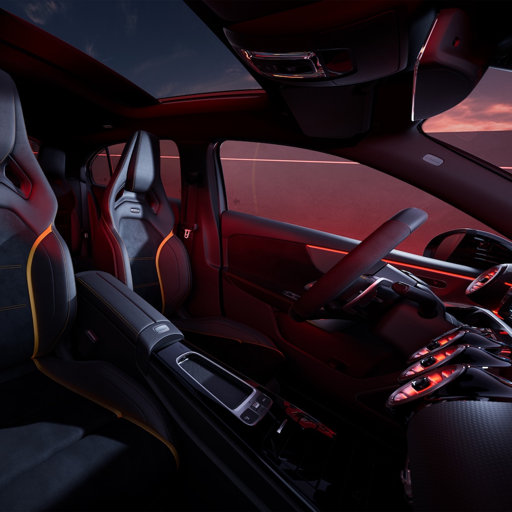 Der Innenraum der Mercedes-AMG A-Klasse mit AMG Performance Sitzen und AMG Performance Lenkrad.