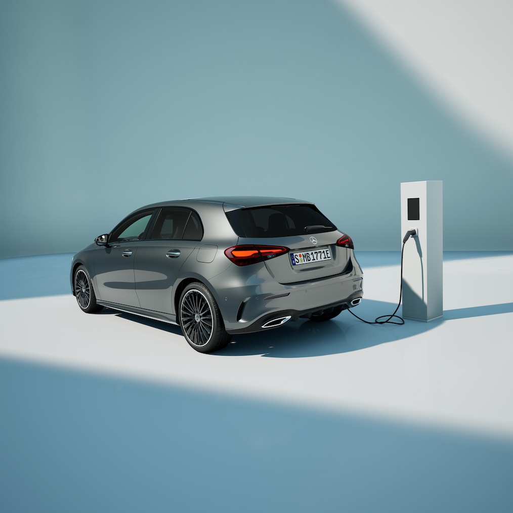 Blick auf einen Mercedes-Benz A 250 e mit EQ-Hybridtechnologie an einer Ladestation.
