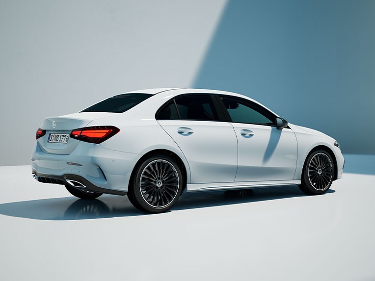 Die A-Klasse Limousine von Mercedes-Benz in einer seitlichen Heckansicht.