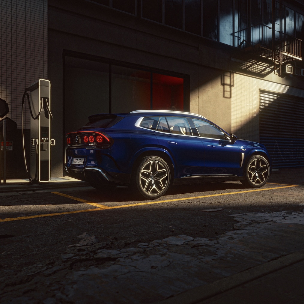 Der Mercedes-AMG GT 53 an einer Ladestation.