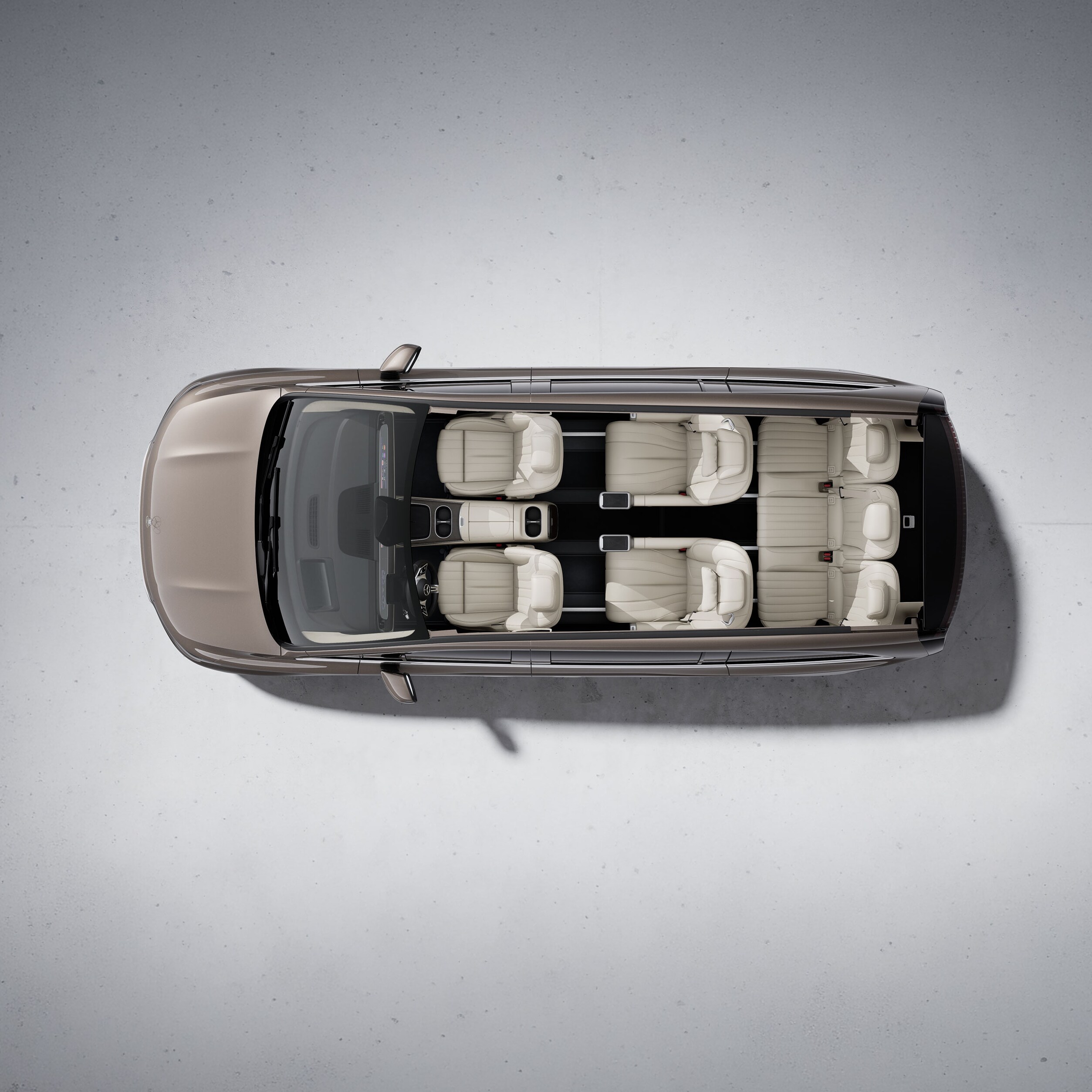 Draufsicht in den Innenraum eines 7-sitzigen Autos von Mercedes-Benz.