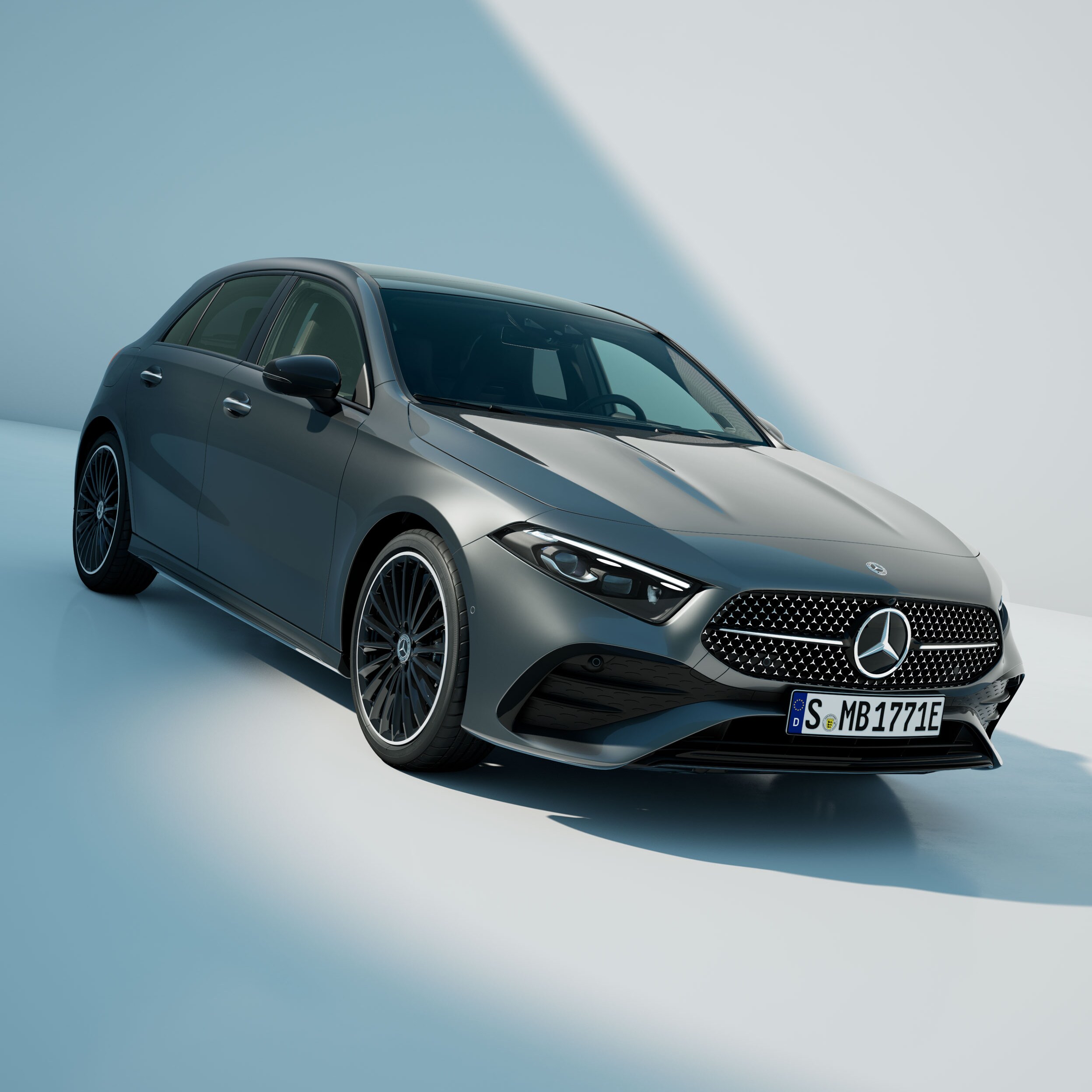 Die Mercedes-Benz A-Klasse Kompaktlimousine in einer seitlichen Frontansicht.