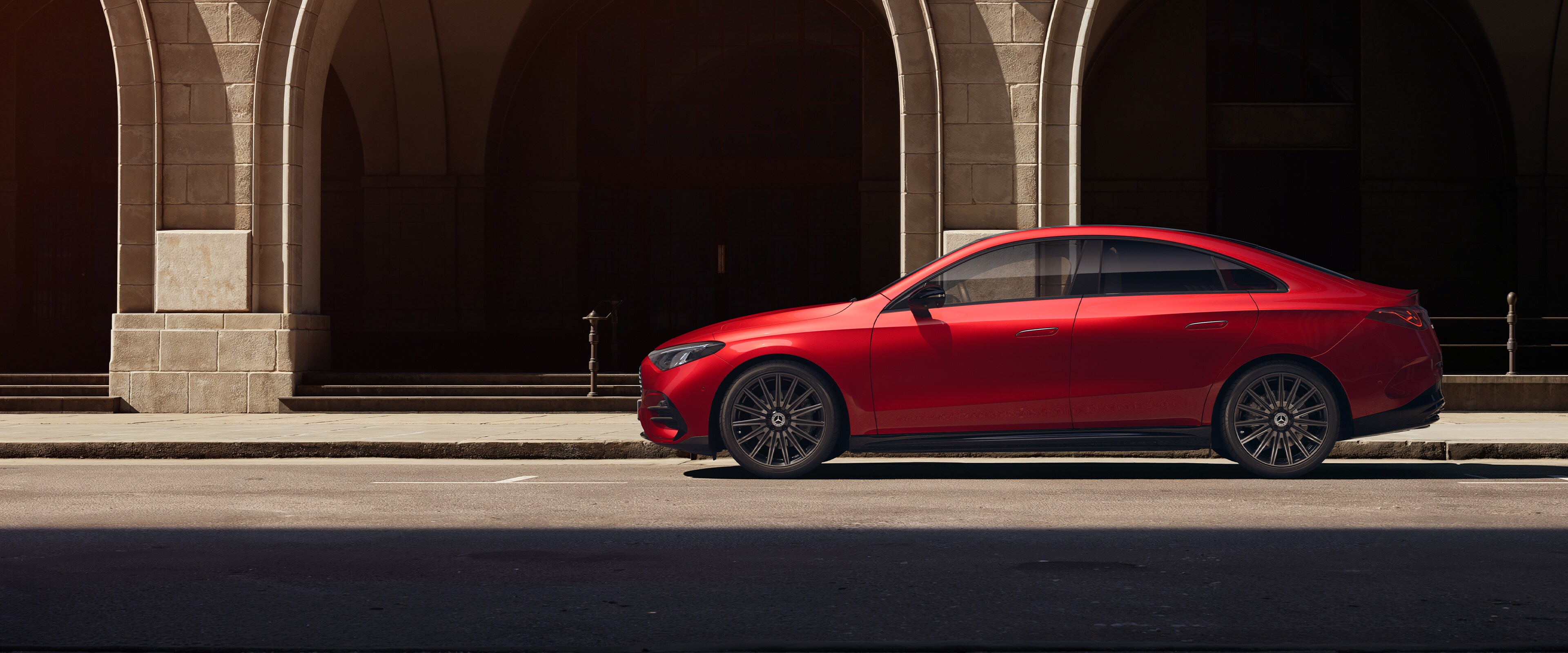 Die Mercedes-Benz CLA Limousine, von der Seite gesehen.