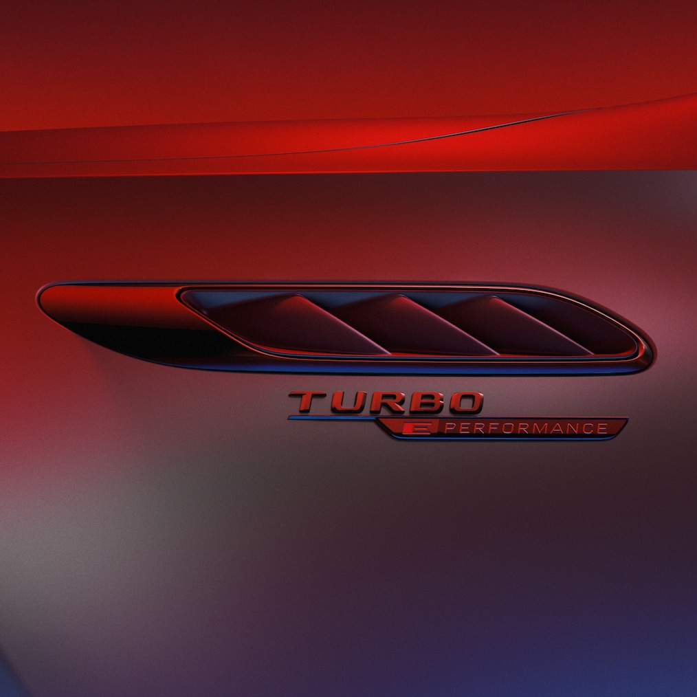 TURBO E PERFORMANCE Plakette auf dem Kotflügel.