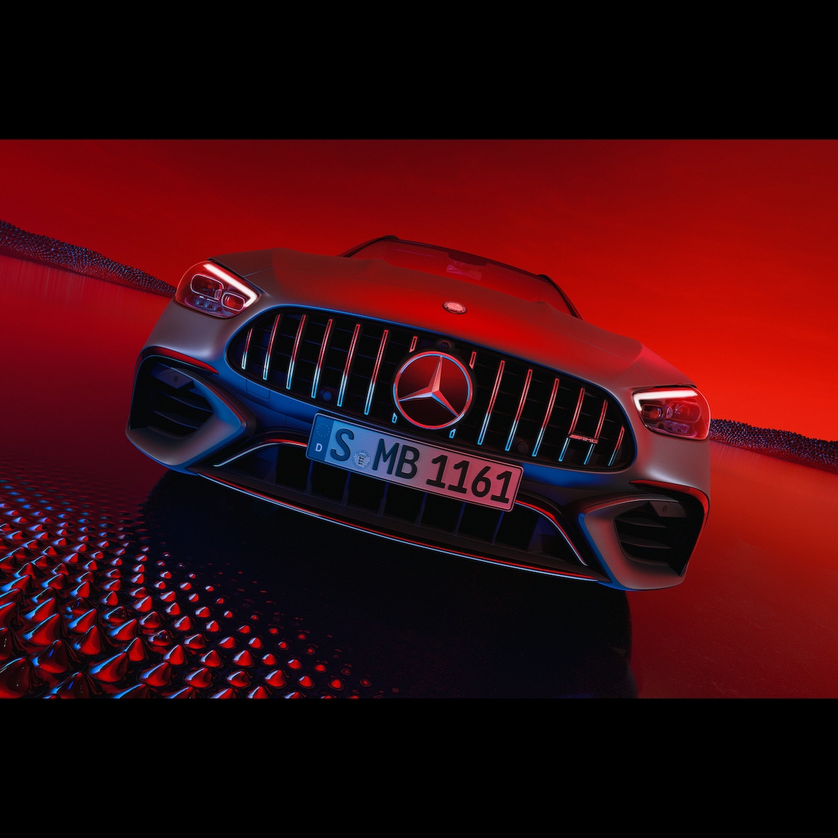 Mercedes-AMG C 63 S E PERFORMANCE, Frontansicht vor rotem Hintergrund.