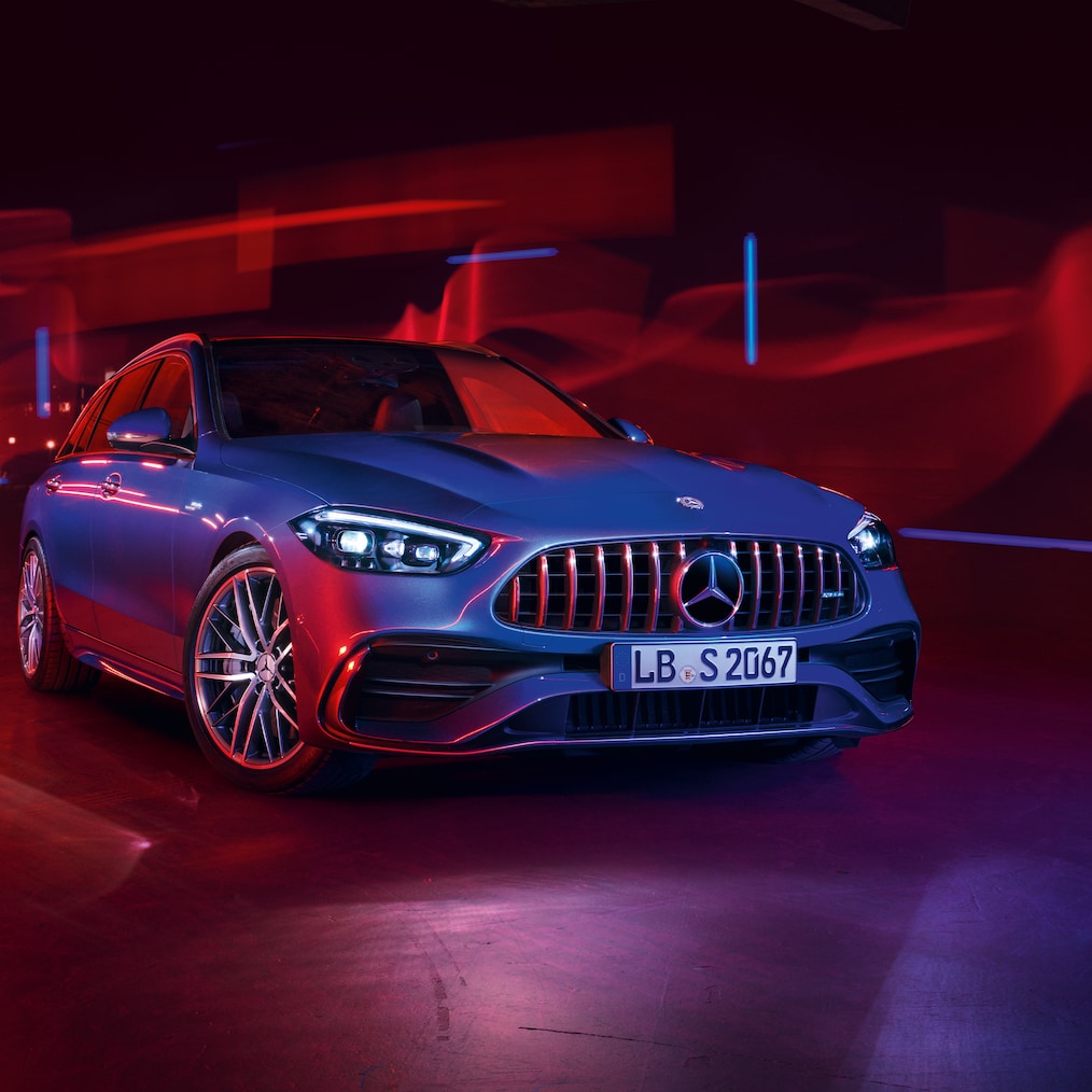 Mercedes-AMG C 43 in der Vorderansicht vor rotem Hintergrund.