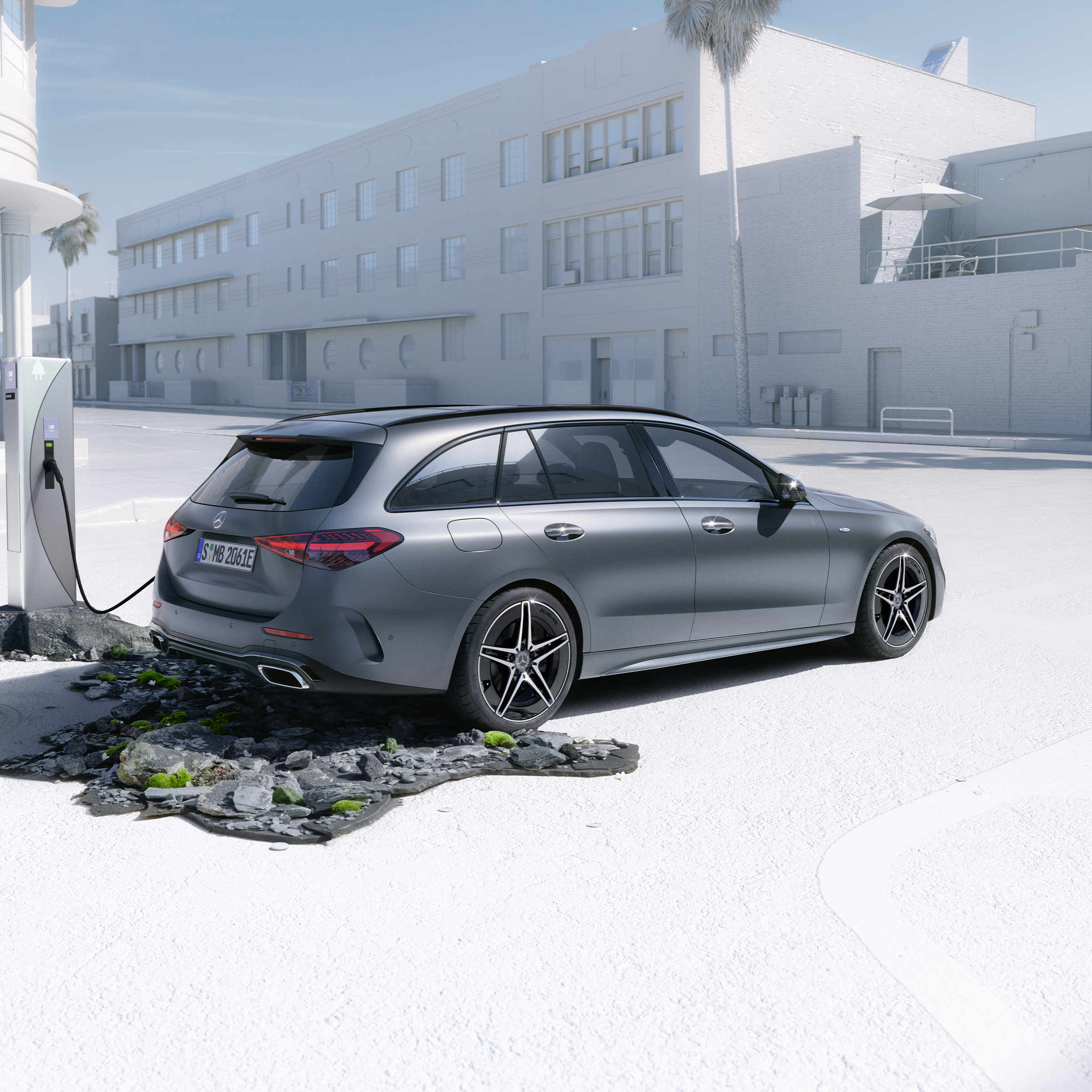 Ansicht eines Mercedes-Benz C-Klasse T-Modells stehend an einer Ladestation.