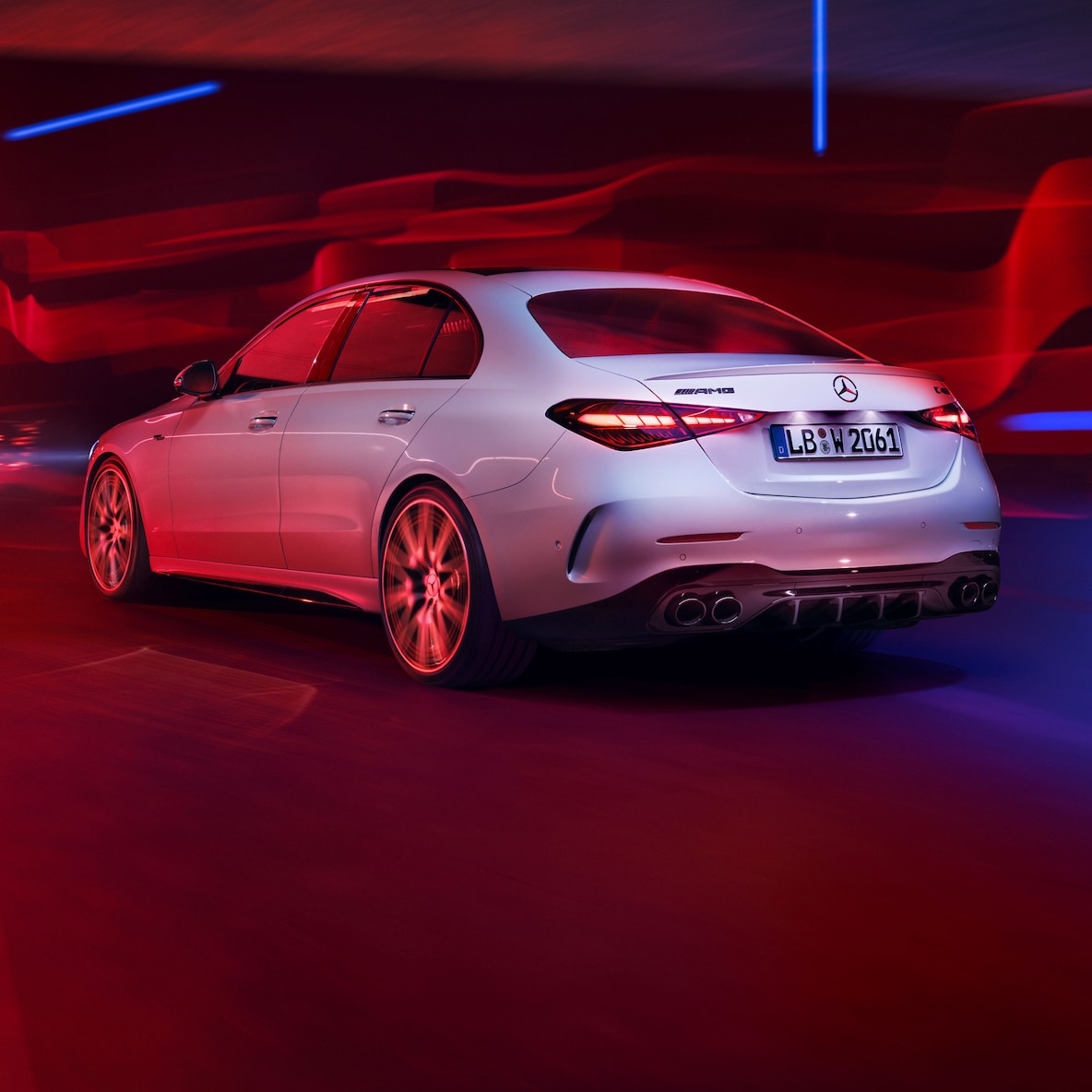 Seitliche Heckansicht eines Mercedes-AMG C 43 Saloon.