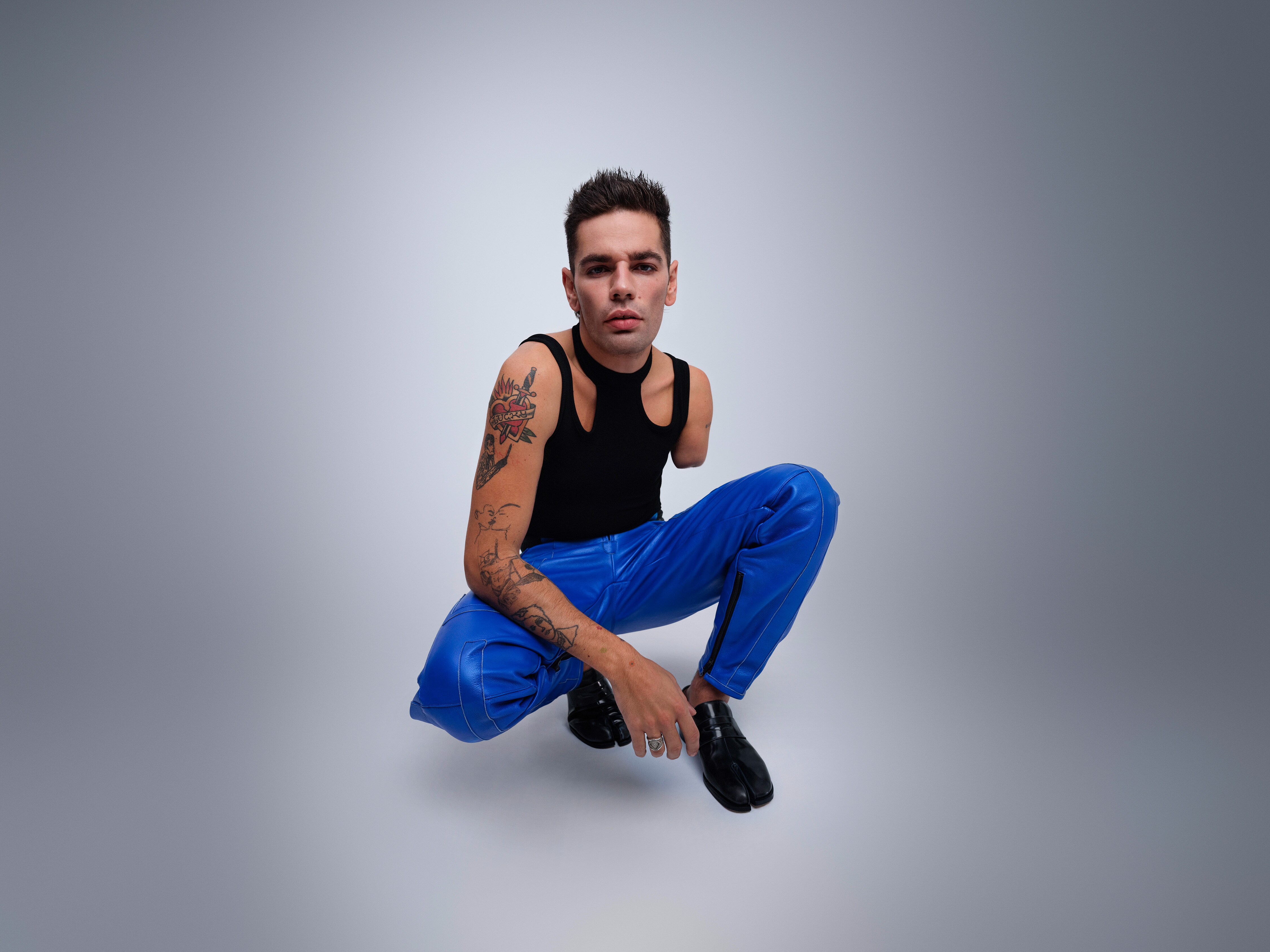 Die Seitenansicht einer behindertengerecht umgebauten T-Klasse und ein Basketballspieler im Rollstuhl.