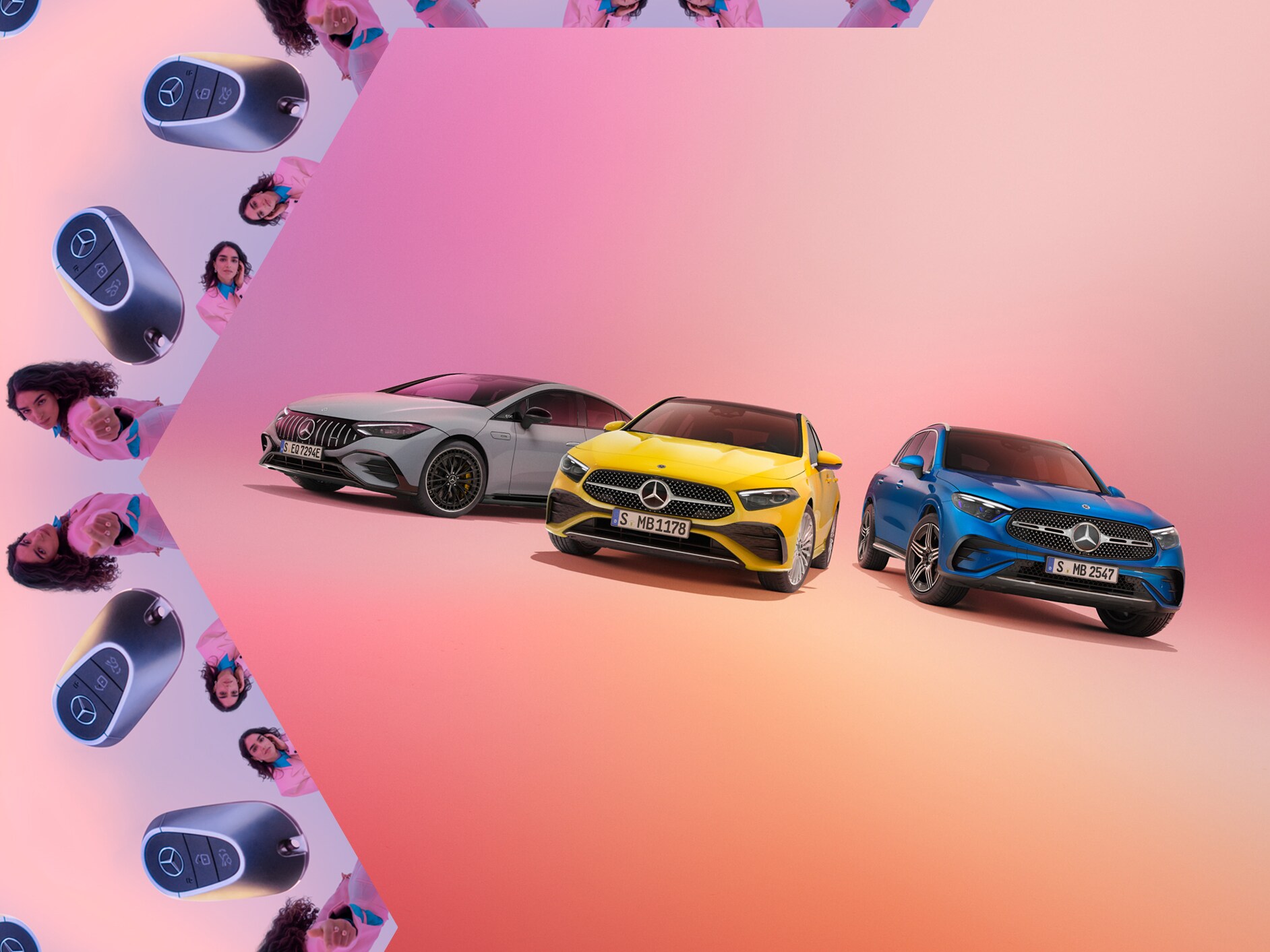 Das Bild zeigt einen Mercedes-Benz EQE, GLC und eine A-Klasse in einem pinkfarbenen Studio. Im linken Teil des Bildes ist ein kaleidoskopisches Bild einer Frau mit einem Mercedes-Benz Autoschlüssel zu sehen.