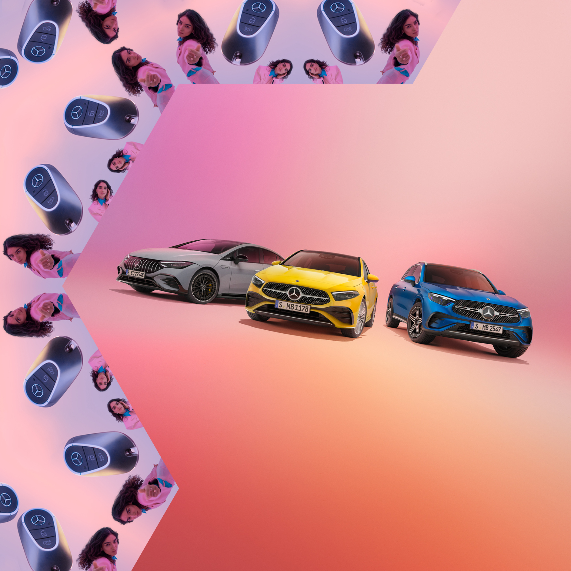 Online Store | A-Klasse, GLC und EQE | Mercedes-Benz Das Bild zeigt einen Mercedes-Benz EQE, GLC und eine A-Klasse in einem pinkfarbenen Studio. Im linken Teil des Bildes ist ein kaleidoskopisches Bild einer Frau mit einem Mercedes-Benz Autoschlüssel zu sehen.