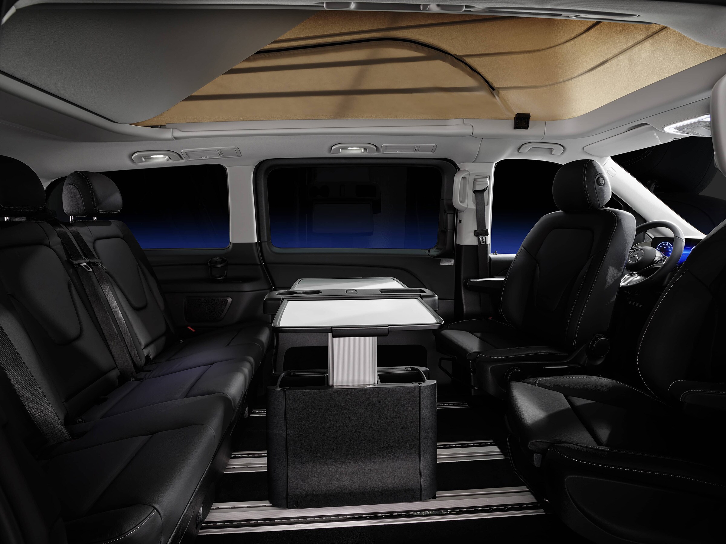 Innenraum des Mercedes-Benz Marco Polo HORIZON mit Tisch, Aufstelldach und flexiblem Wohnbereich.