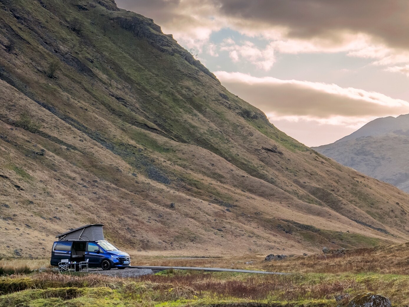 Ein Mercedes‑Benz Marco Polo-Wohnmobil in einer beeindruckenden Berglandschaft, das die Freiheit des „Vanlife“, Outdoor-Abenteuer und erstklassigen Reisekomfort verkörpert.