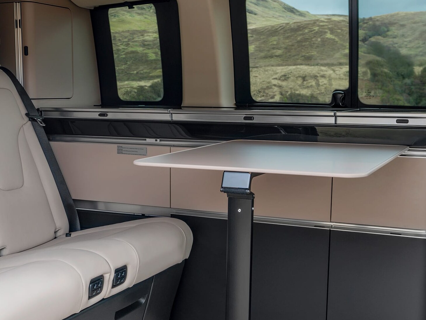 Der Innenraum des Mercedes-Benz Marco Polo mit Klapptisch und flexibel nutzbarem Wohnbereich.