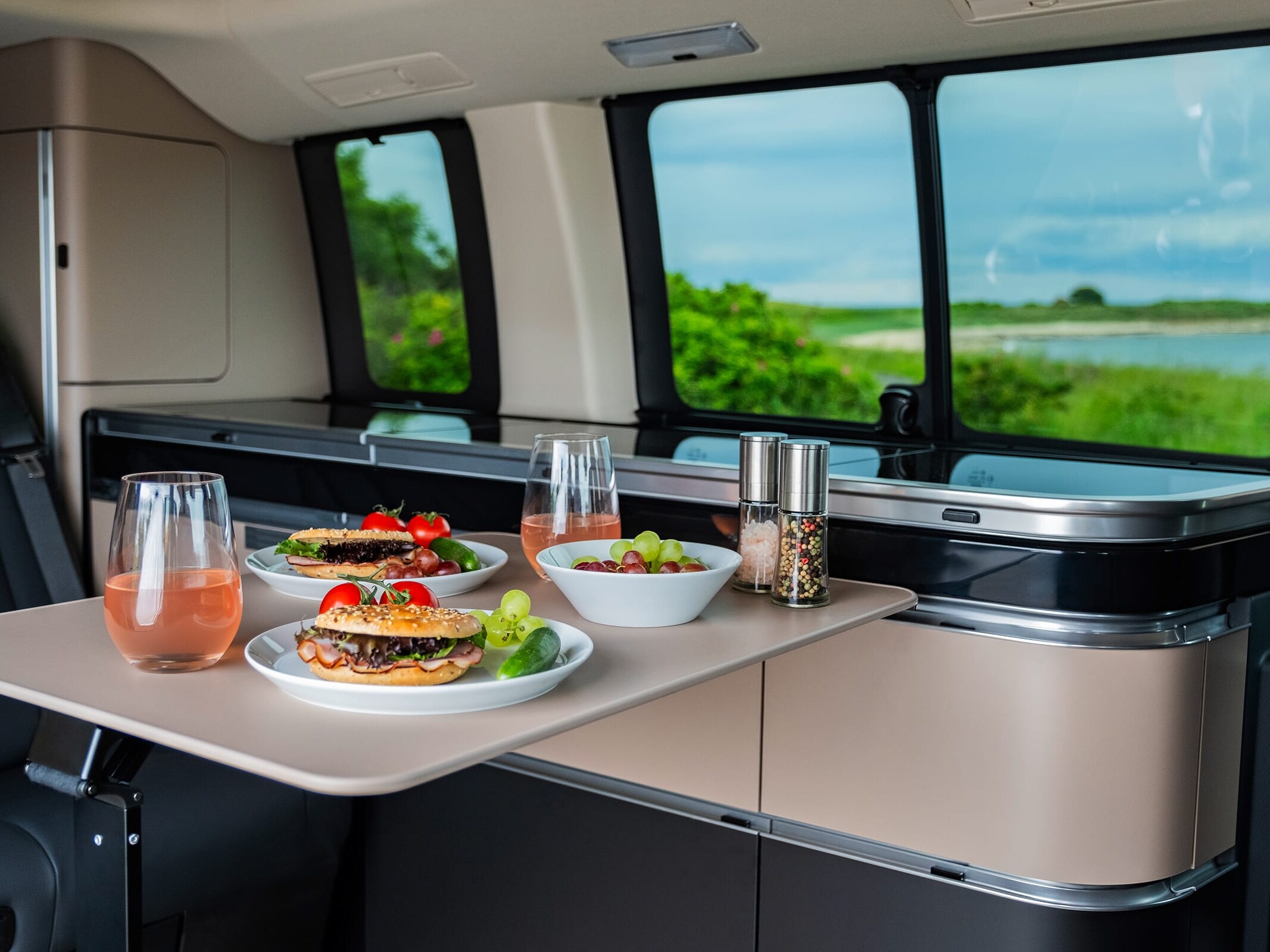 Mercedes-Benz Marco Polo Reisemobilküche mit integriertem Gasherd, Spüle und hochwertigem Küchendesign für komfortables Kochen unterwegs.