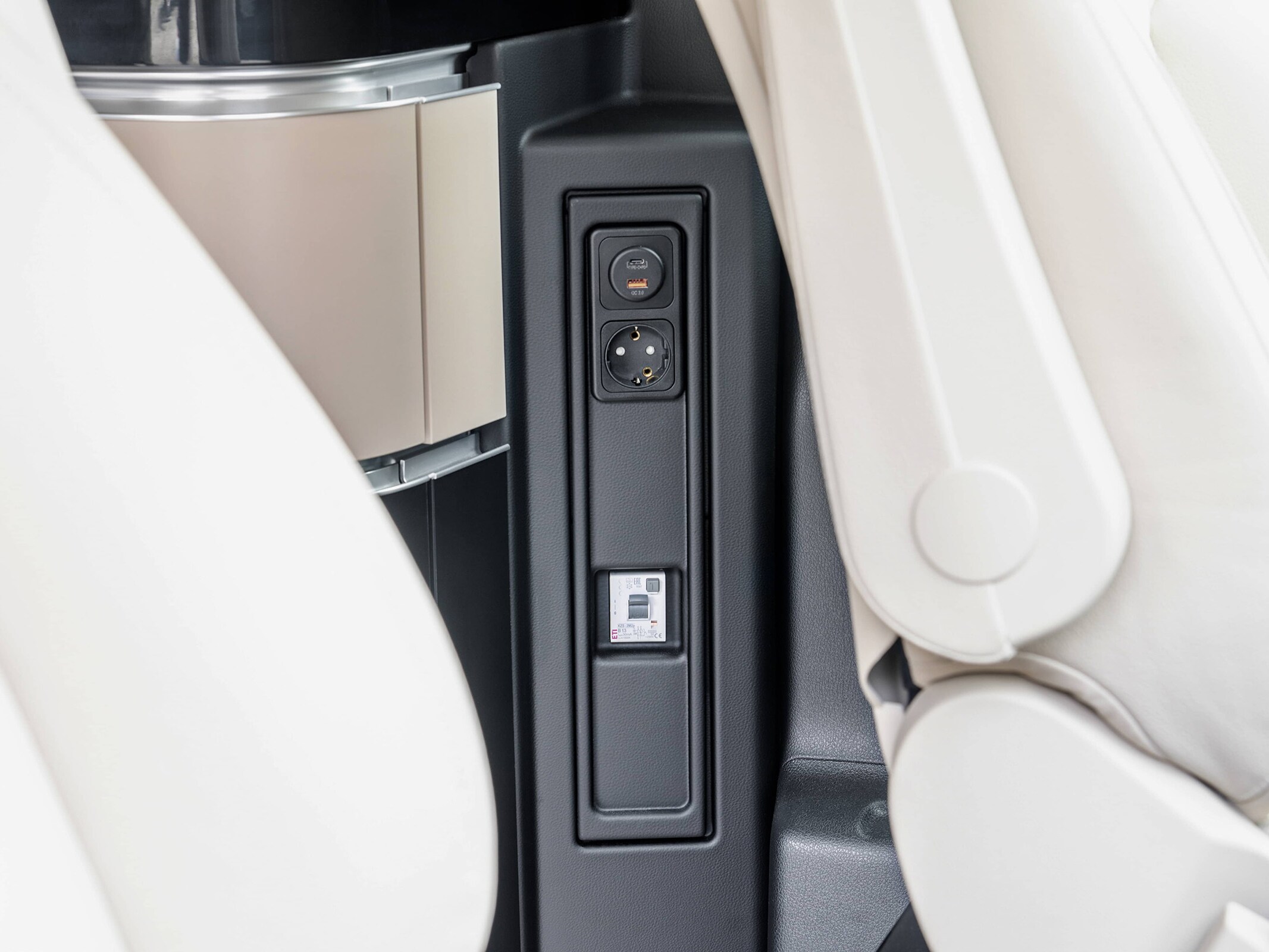 Mercedes-Benz Marco Polo: 230-V- und 12-V-Steckdosen sowie USB-Ladeanschluss.
