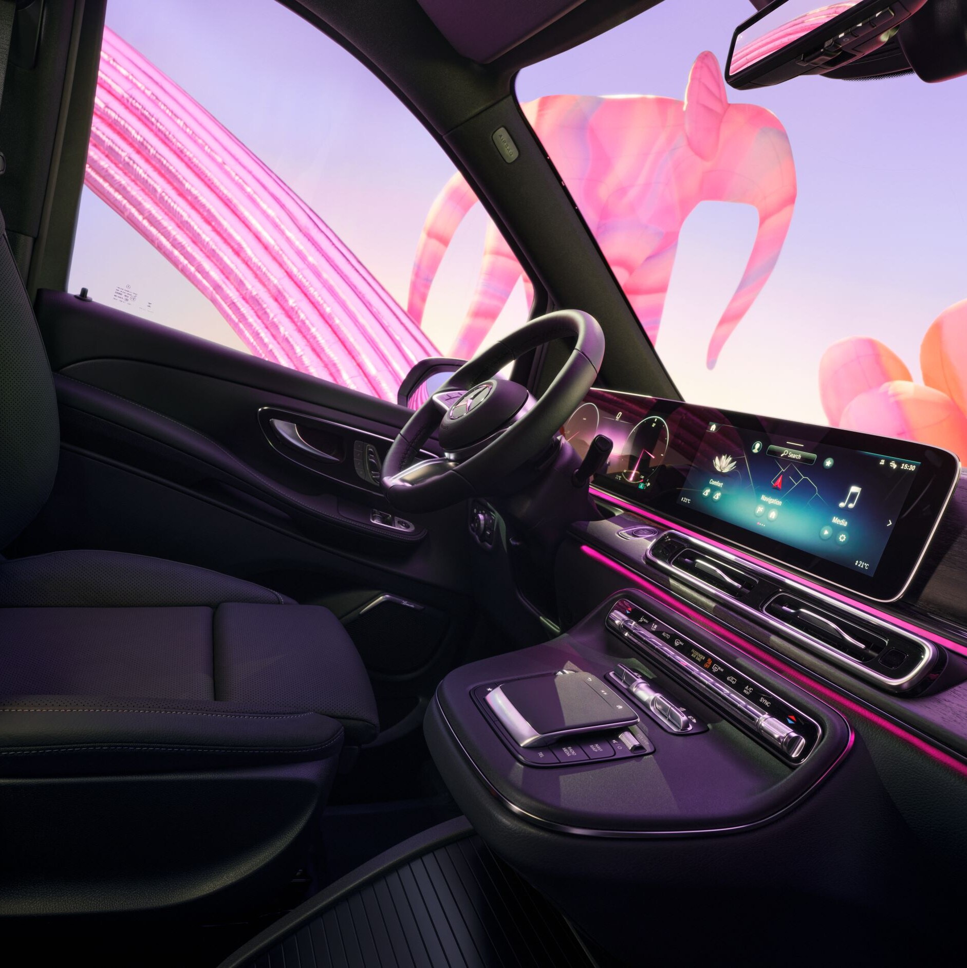 Die Abbildung zeigt die intuitive Bedienung des Media-Displays per Touch an Bord von Mercedes-Benz Fahrzeugen.  