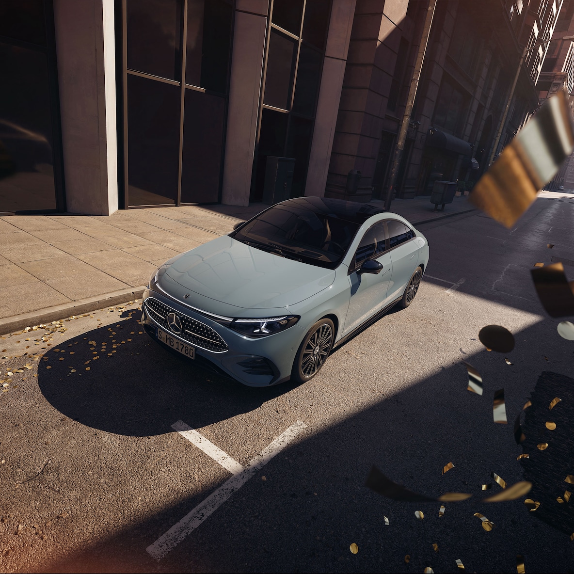 Vorder-Seitenansicht (aus leicht erhöhter Perspektive aufgrund des Panoramadachs) des Mercedes-Benz CLA C178 mit AMG Line Plus.