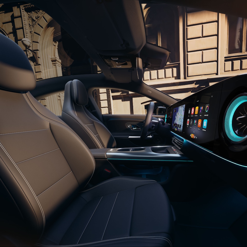 Blick auf den MBUX Superscreen vom Fahrersitz des Mercedes-Benz CLA C178 (oder in der Seitenansicht, in der auch die Sportsitze sichtbar sind).