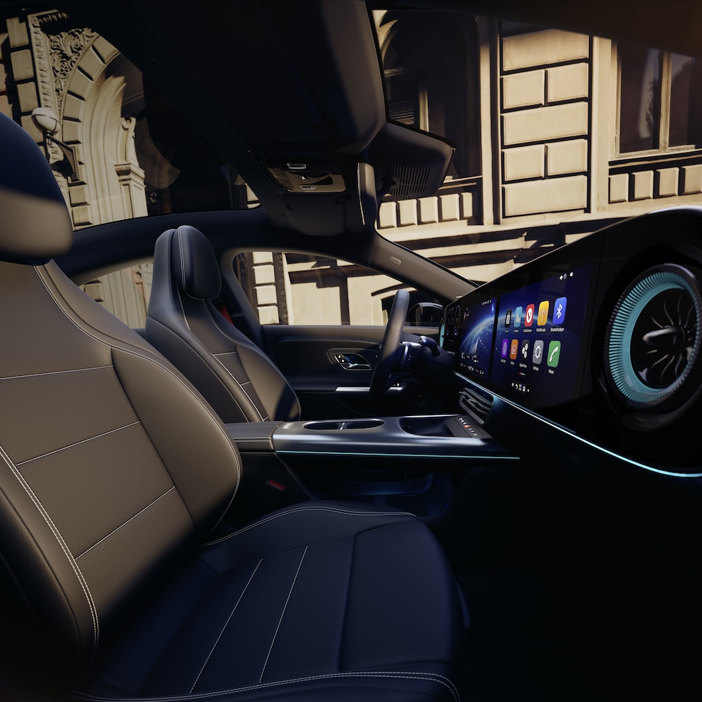 Blick auf den MBUX Superscreen vom Fahrersitz des Mercedes-Benz CLA C178 (oder in der Seitenansicht, in der auch die Sportsitze sichtbar sind).
