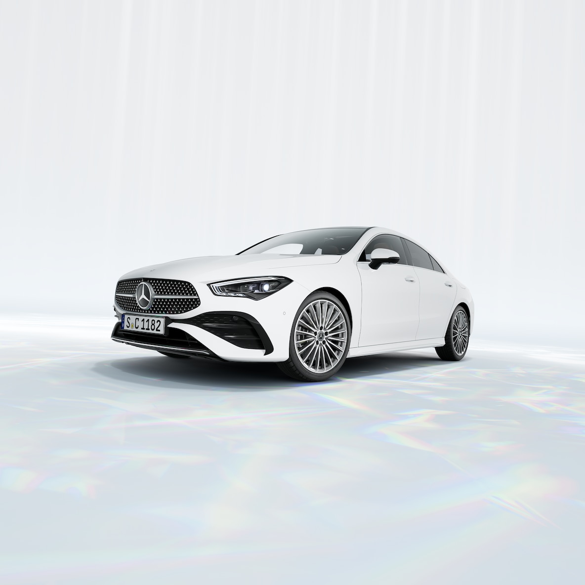 Frontale Seitenansicht eines Mercedes-Benz CLA Coupés.