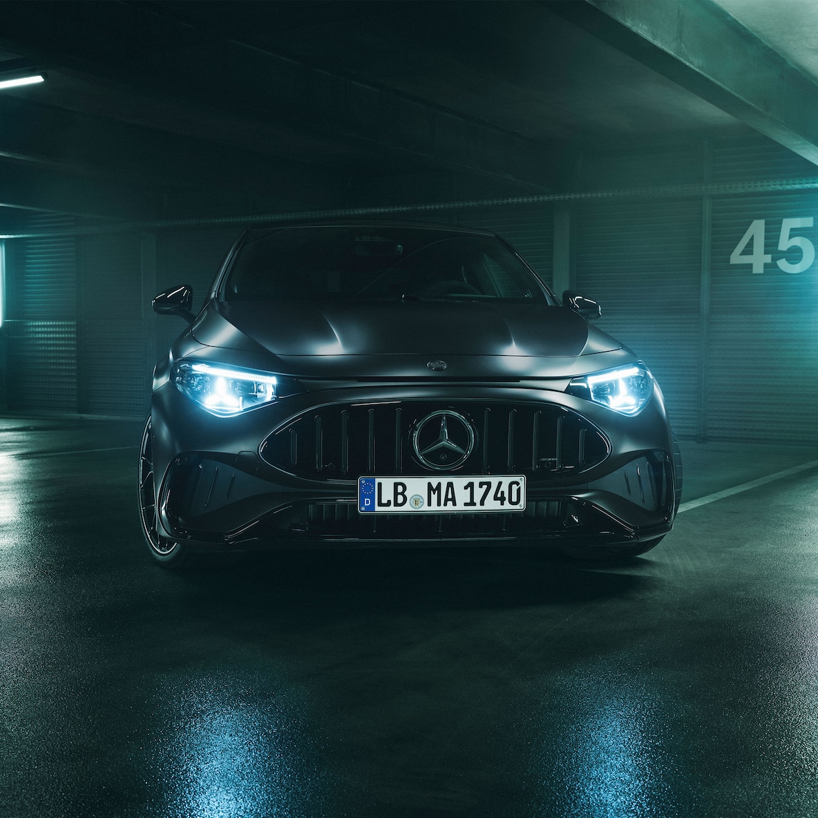 Die AMG-spezifische Frontpartie des komplett neuen elektrischen Mercedes-AMG CLA 45 4MATIC+.