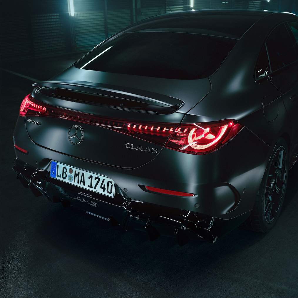 Das AMG Heck des komplett neuen elektrischen Mercedes-AMG CLA 45 4MATIC+.