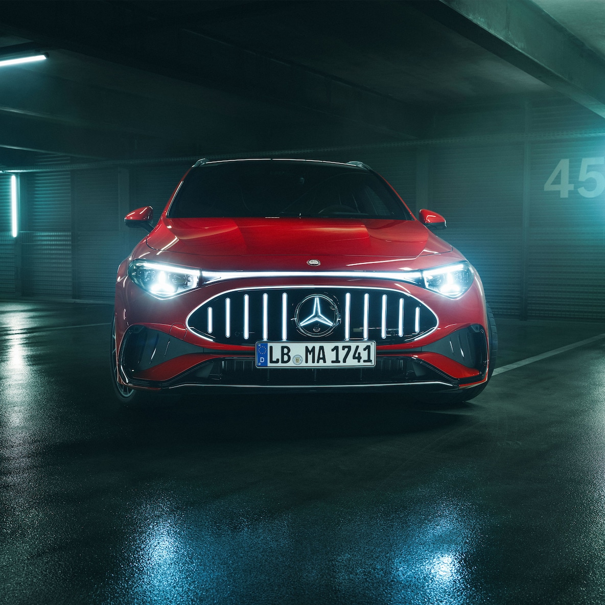 Die AMG-spezifische Frontpartie des komplett neuen elektrischen Mercedes-AMG CLA 45 4MATIC+ Shooting Brake.
