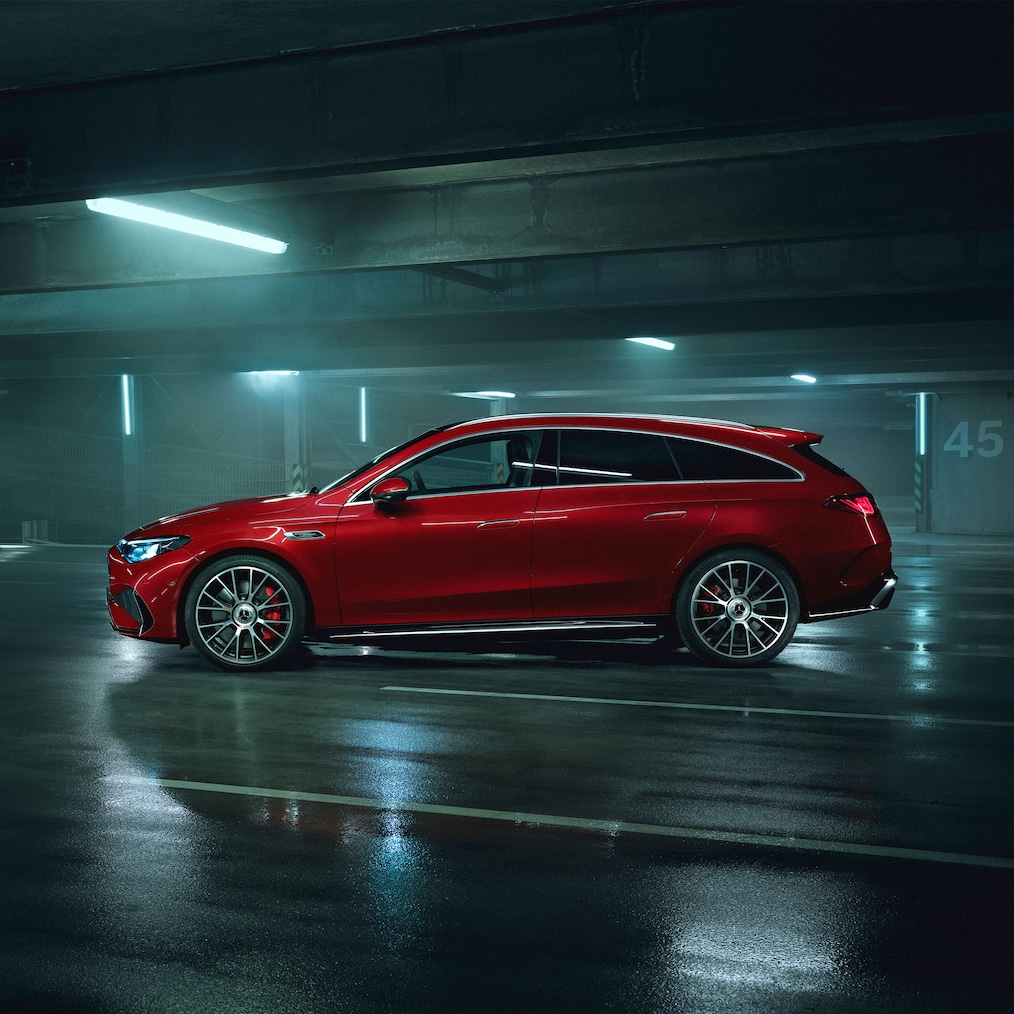 Der komplett neue elektrische Mercedes-AMG CLA 45 4MATIC+ Shooting Brake in der Farbe MANUFAKTUR Patagonienrot Metallic.