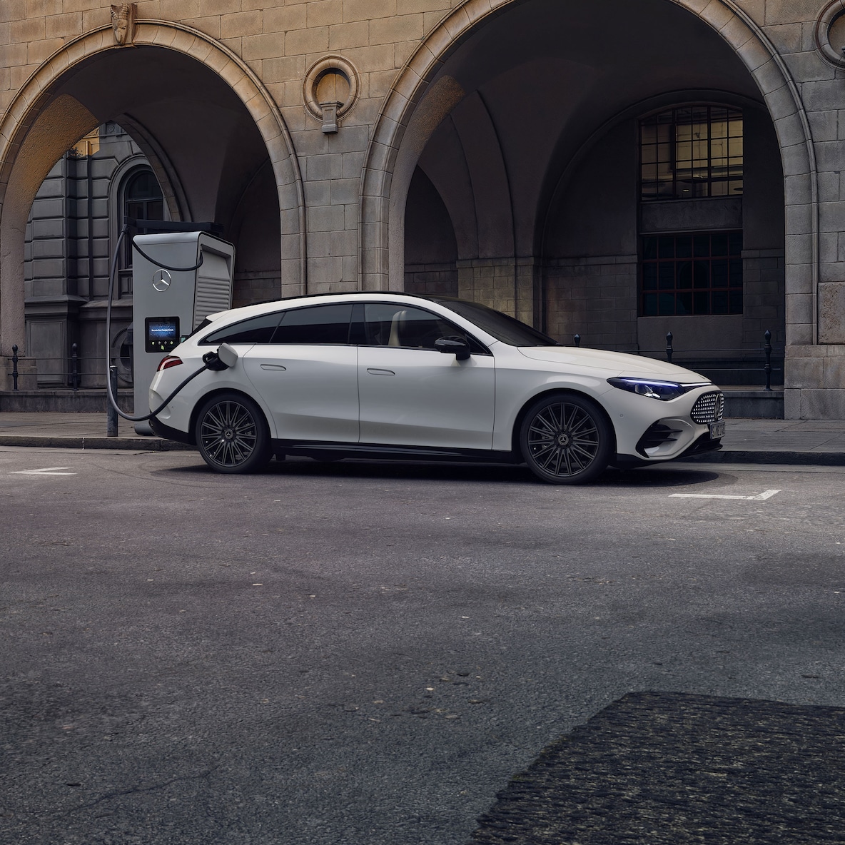 Der elektrische CLA Shooting Brake an einer Ladestation.