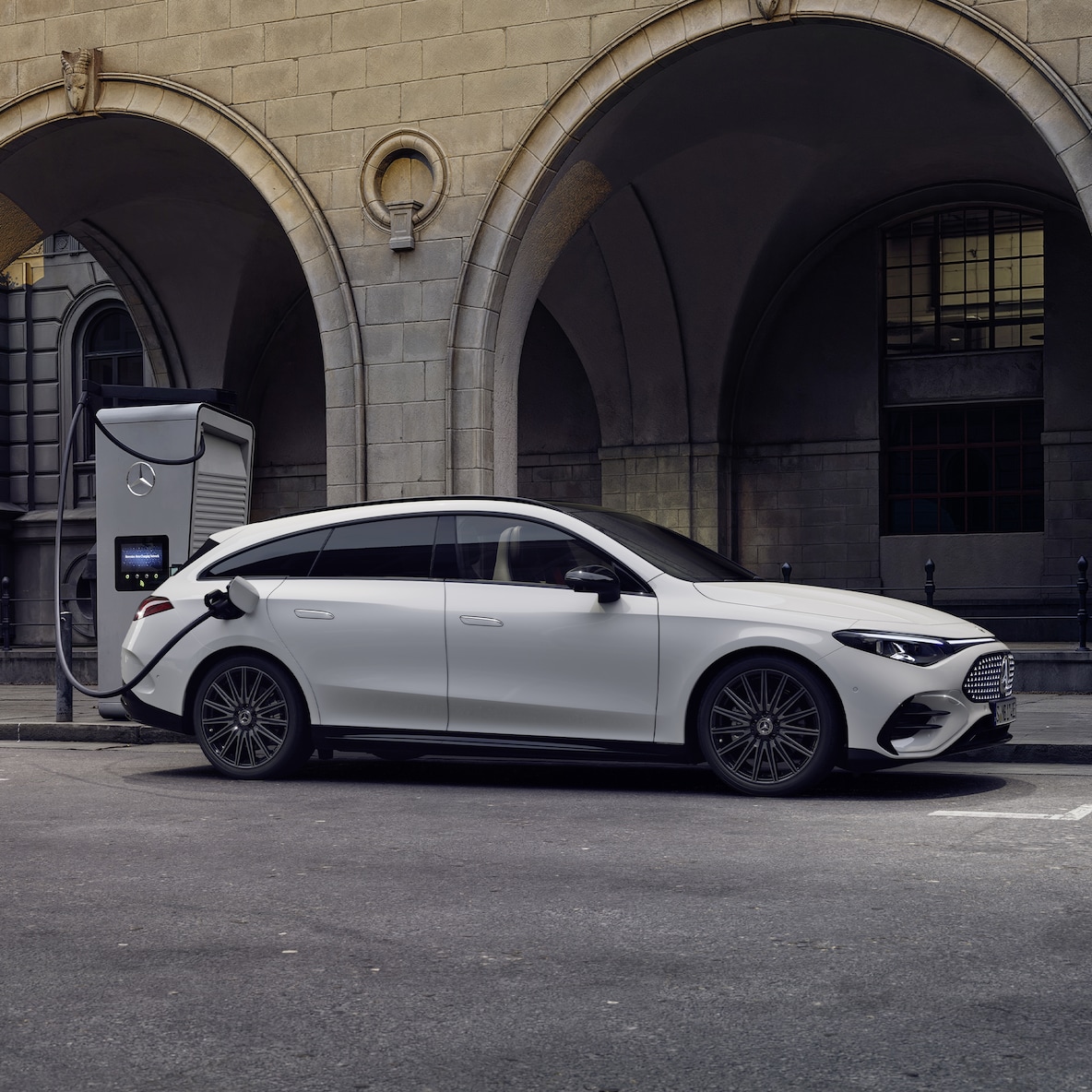 Der elektrische CLA Shooting Brake mit EQ Technologie an einer Ladestation.