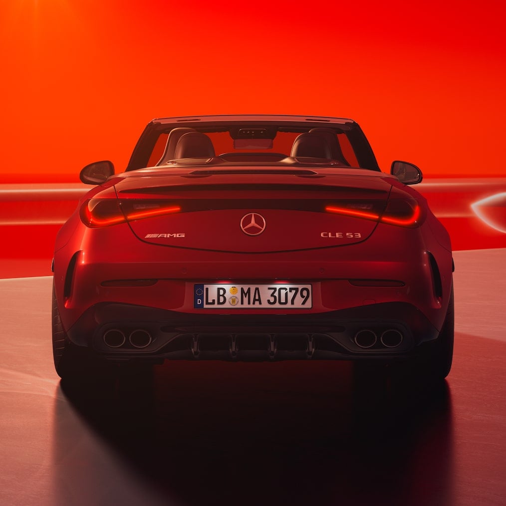 Frontale Heckansicht des Mercedes-AMG CLE 53 4MATIC+ Cabriolets, mit offenem Verdeck.