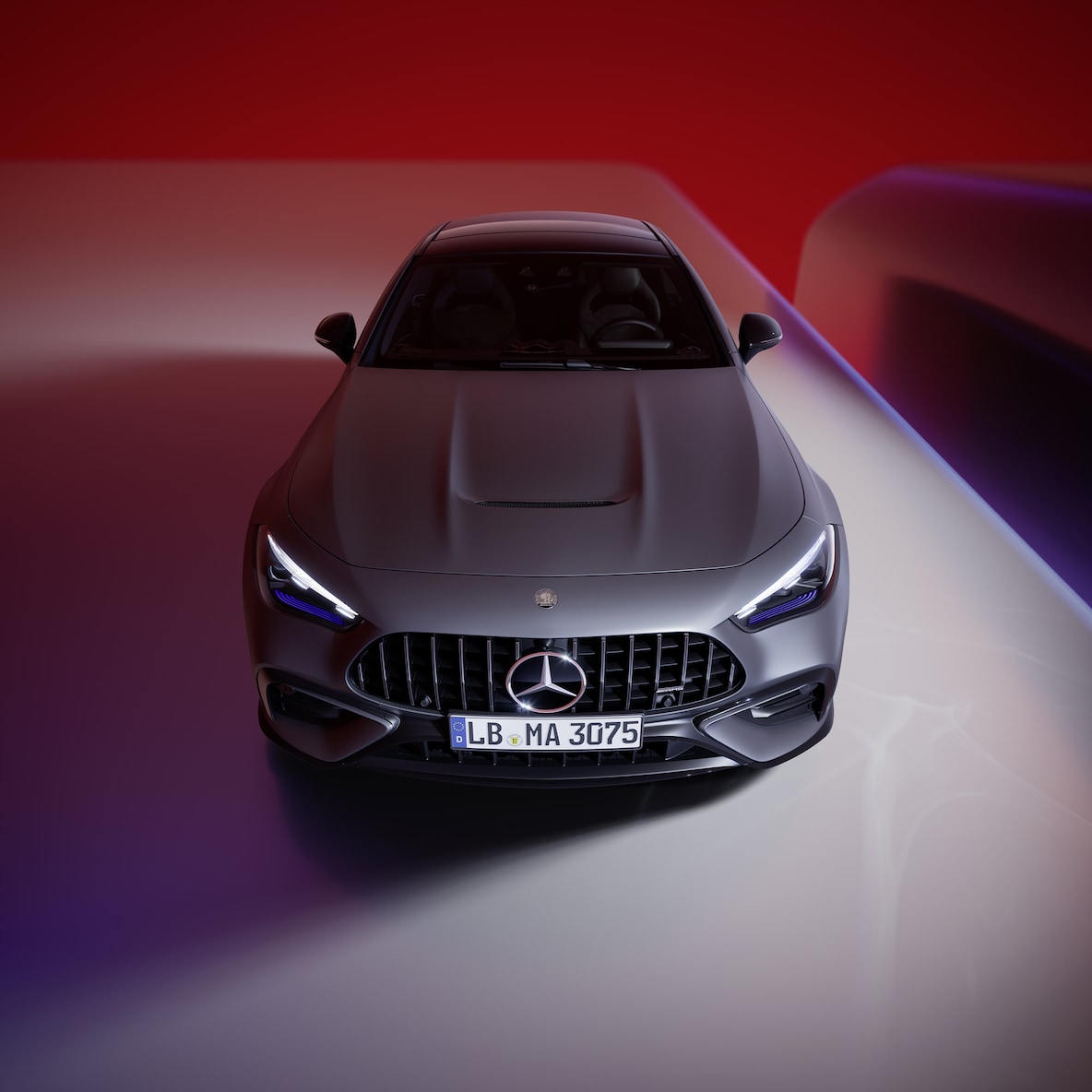 Erhöhte Frontalansicht des Mercedes-AMG CLE 53 4MATIC+ Coupés.
