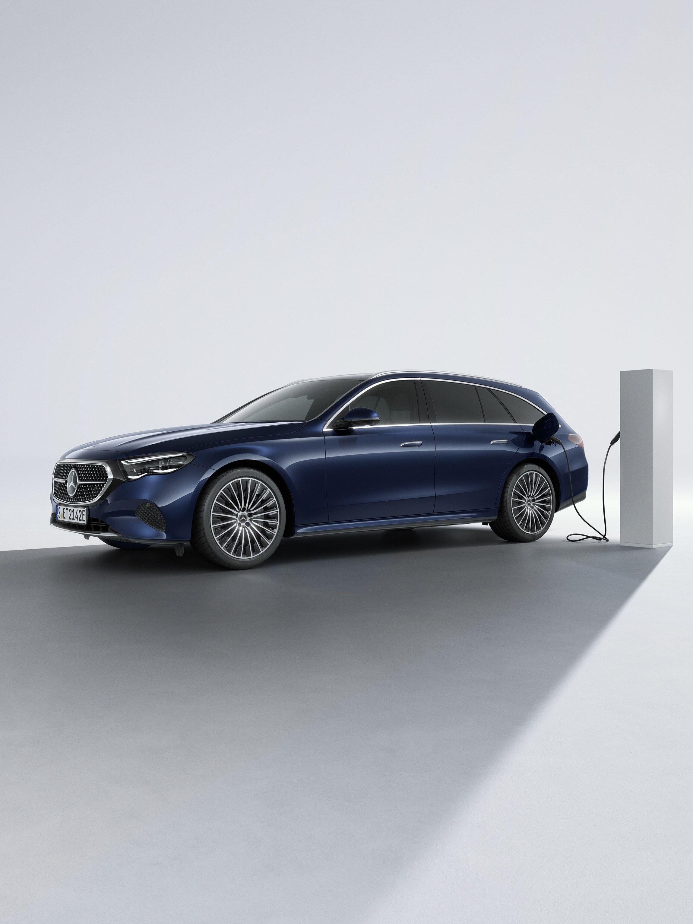 E-Klasse T-Modell Plug-in-Hybride von Mercedes-Benz in seitlicher Frontansicht