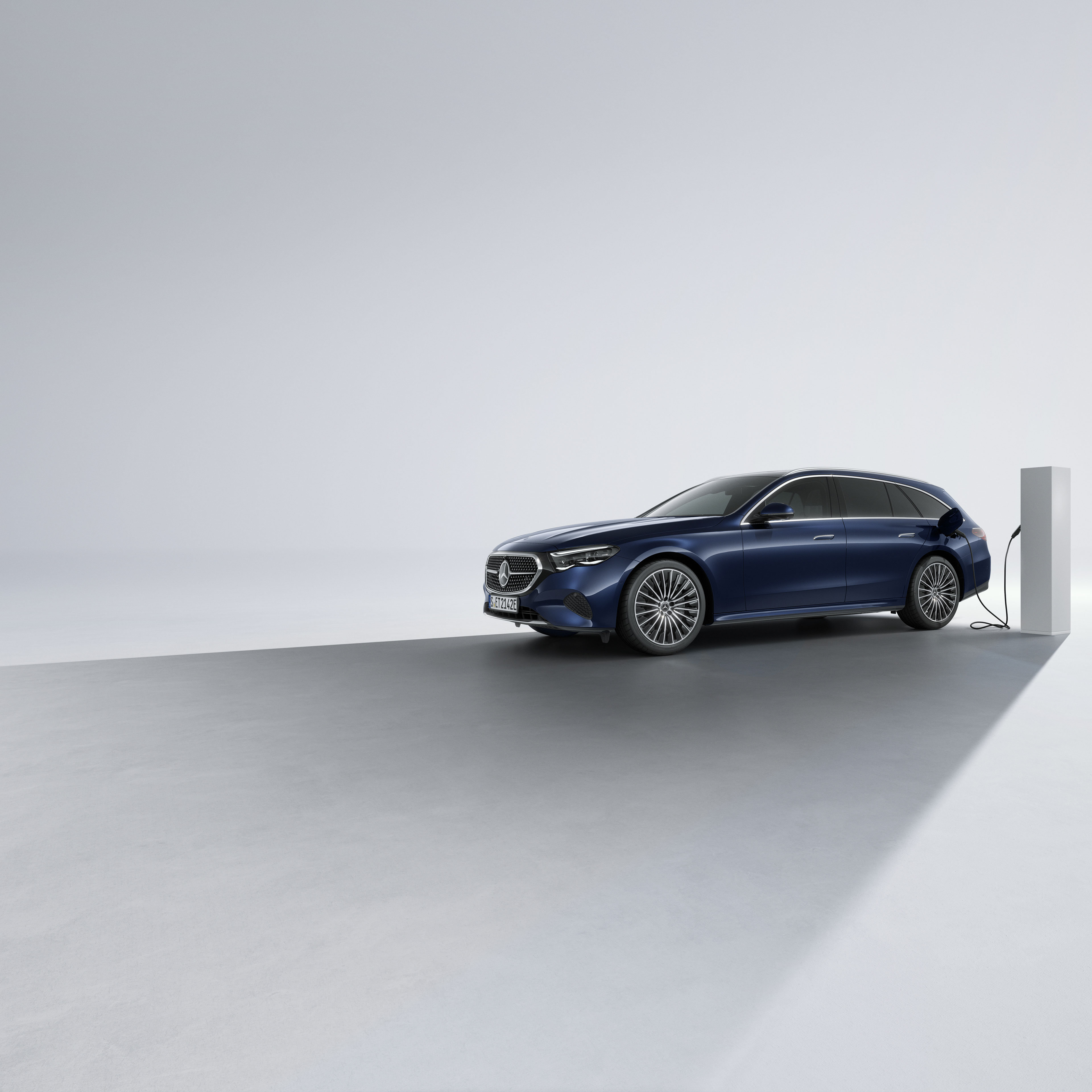 Mercedes-Benz | Land Sea Air | Plug-in-Hybride E-Klasse T-Modell Plug-in-Hybride von Mercedes-Benz in seitlicher Frontansicht