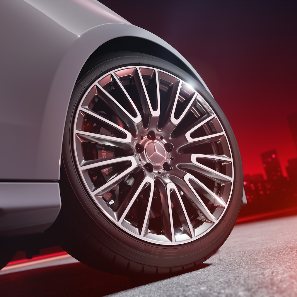 Detailaufnahme eines AMG-Schmiederads mit AMG Hochleistungs-Verbundbremsanlage mit rot lackierten Bremssätteln.