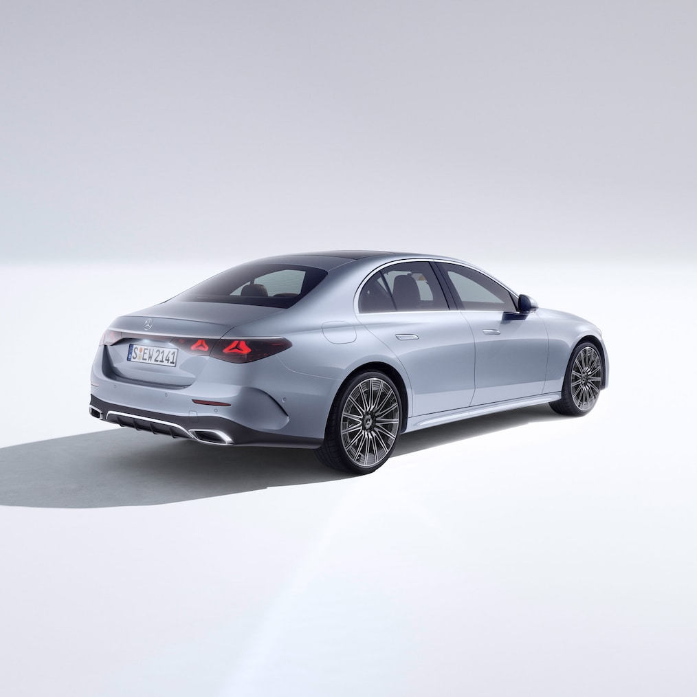 Die E-Klasse Limousine: Das Luxusauto von Mercedes-Benz in einer seitlichen Heckansicht.