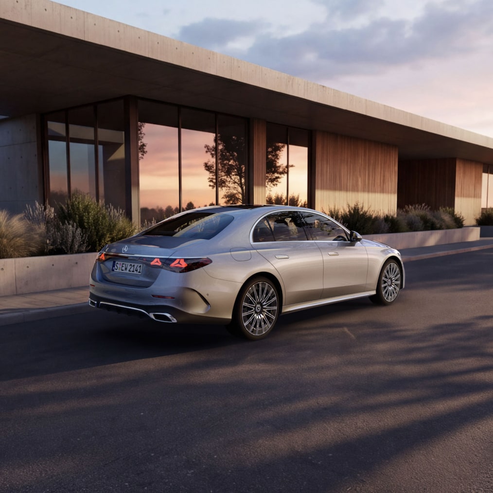 Die E-Klasse Limousine: Das Luxusauto von Mercedes-Benz in einer seitlichen Heckansicht.