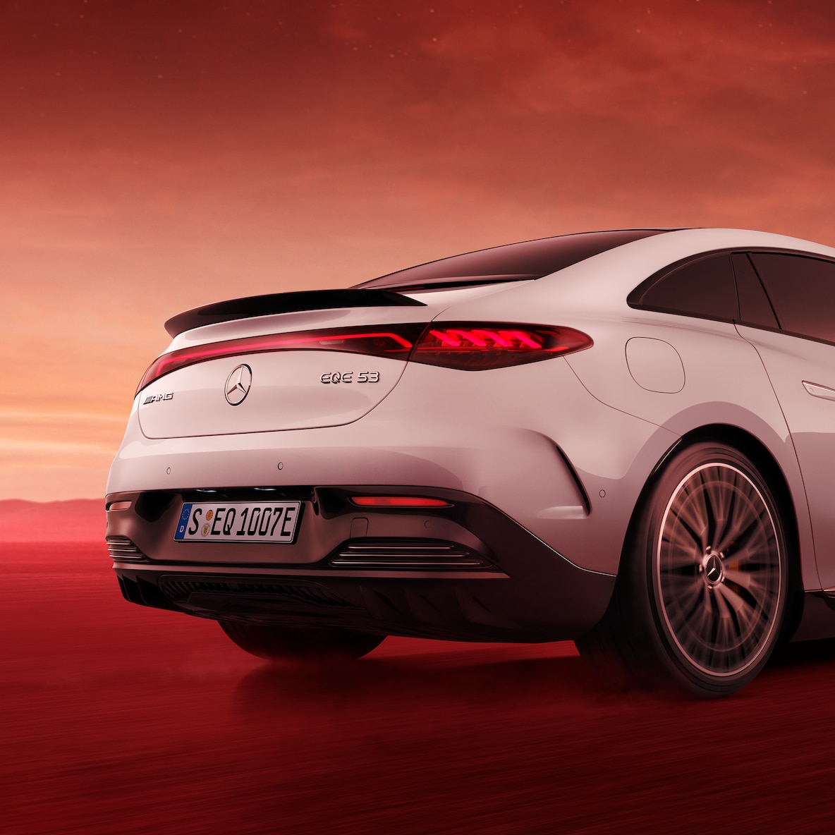 Heckansicht eines Mercedes-AMG EQE 53 4MATIC+ mit Nahaufnahme der Heckklappe und des Spoilers, von unten gesehen.