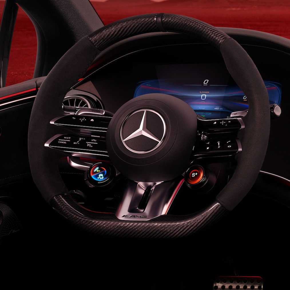 Die AMG-Lenkradtasten im Interieur des Mercedes-AMG EQE 4 MATIC+.