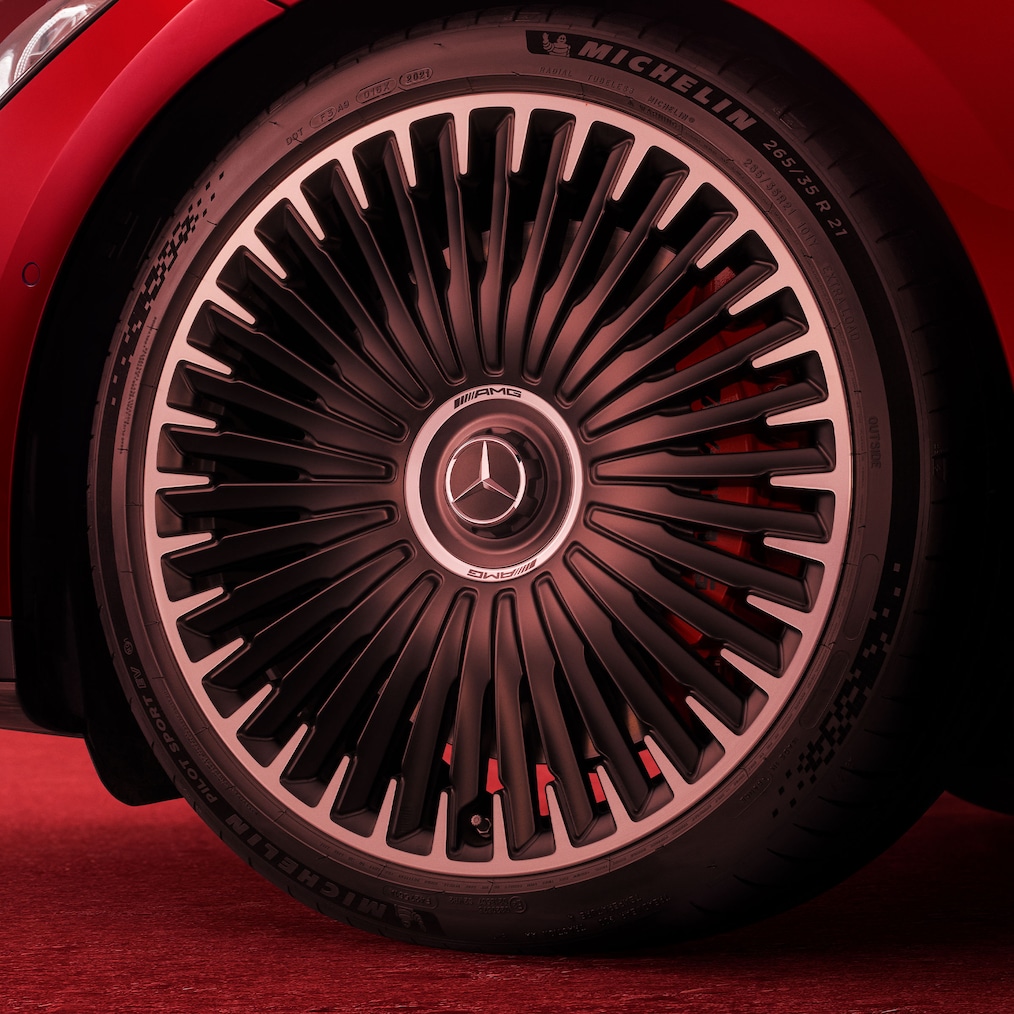Nahaufnahme des AMG Leichtmetallrads RWL an einem Mercedes-AMG EQE 53 4MATIC+.