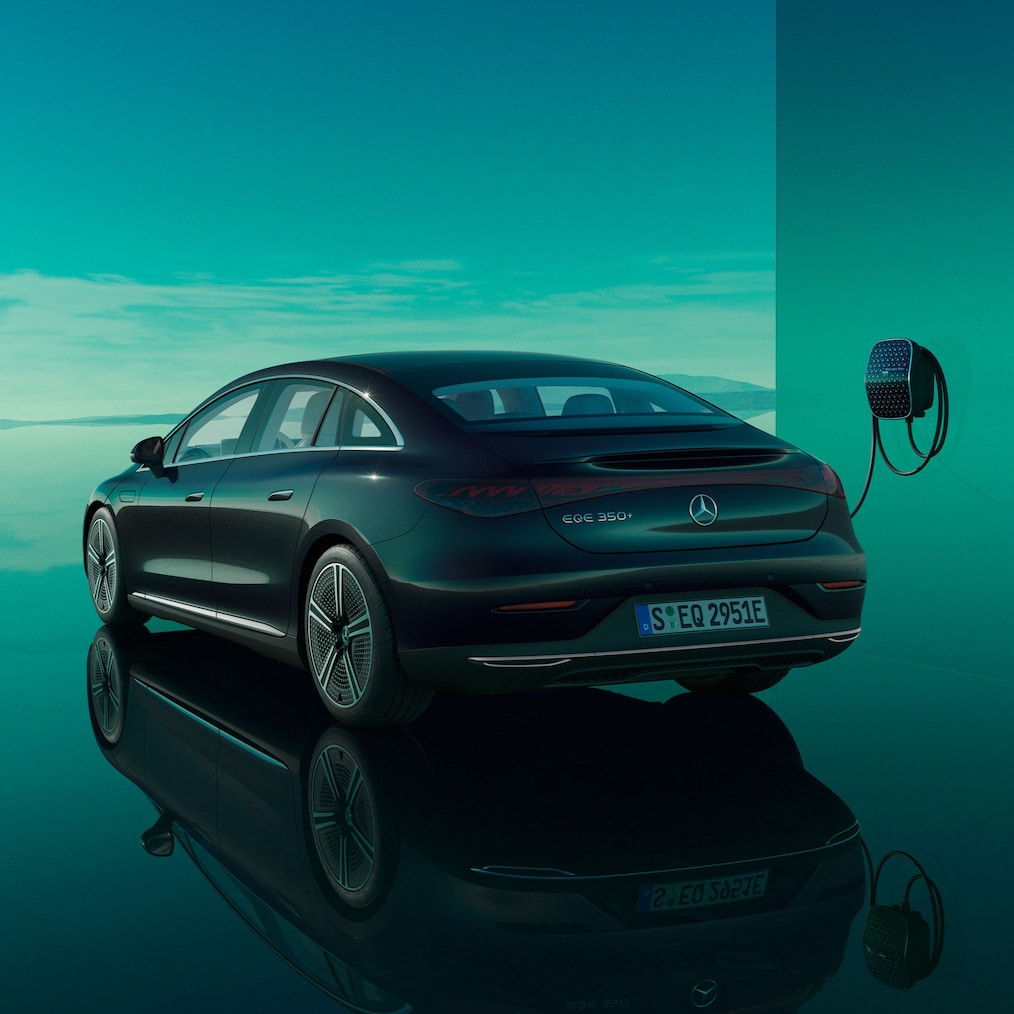 Die EQE Limousine ladend an einer separat erhältlichen Mercedes-Benz Wallbox.
