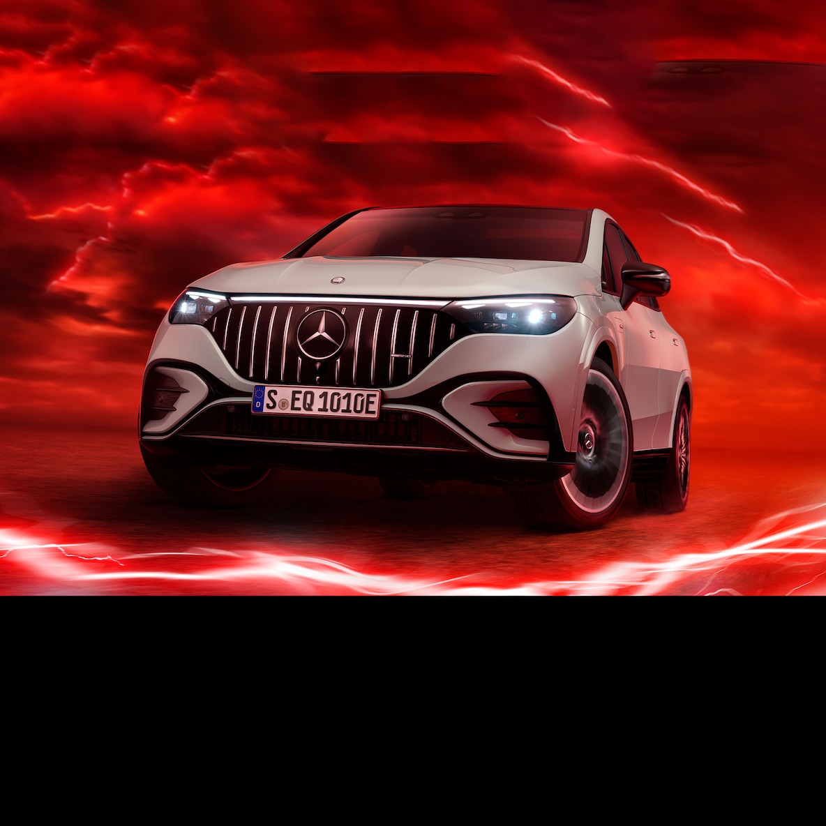 Mercedes-AMG EQE 53 4MATIC+ in einer Frontansicht vor rotem Hintergrund