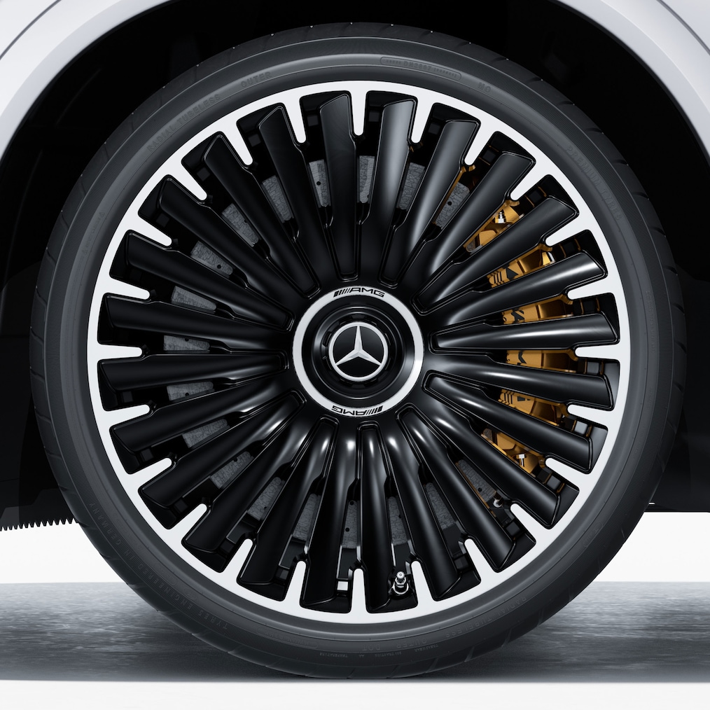 Detailaufnahme eines AMG Leichtmetallrades mit Durchsicht auf die AMG Keramik Hochleistungs-Verbundbremsanlage.