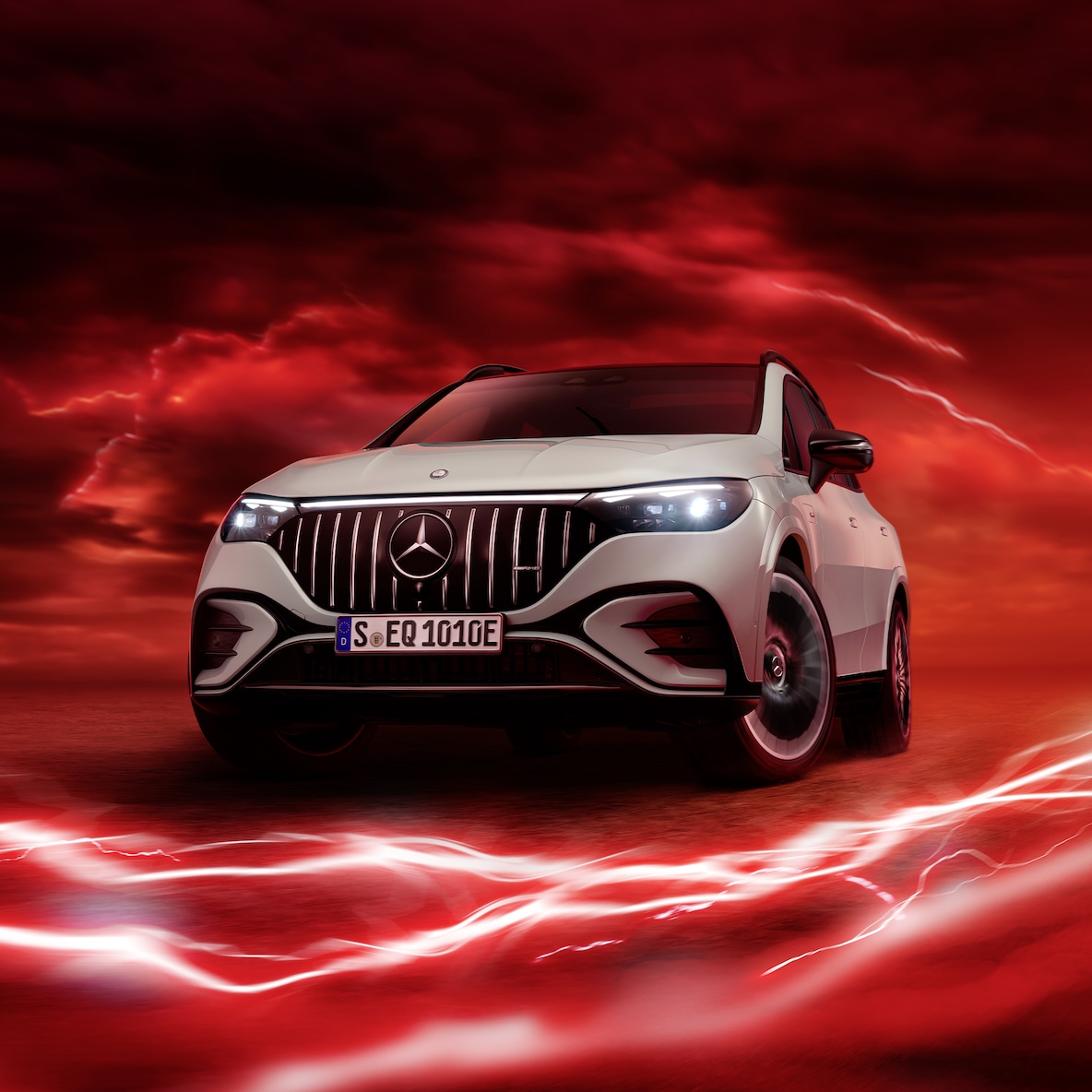 Mercedes-AMG EQE 53 4MATIC+ in einer Frontansicht vor rotem Hintergrund