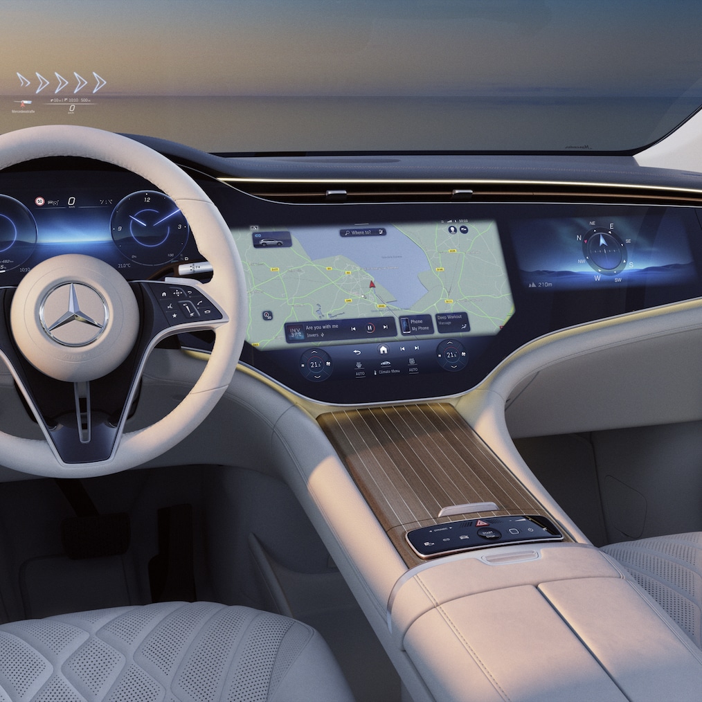 Der MBUX Hyperscreen im EQS Luxus-SUV aus der Fahrerperspektive.