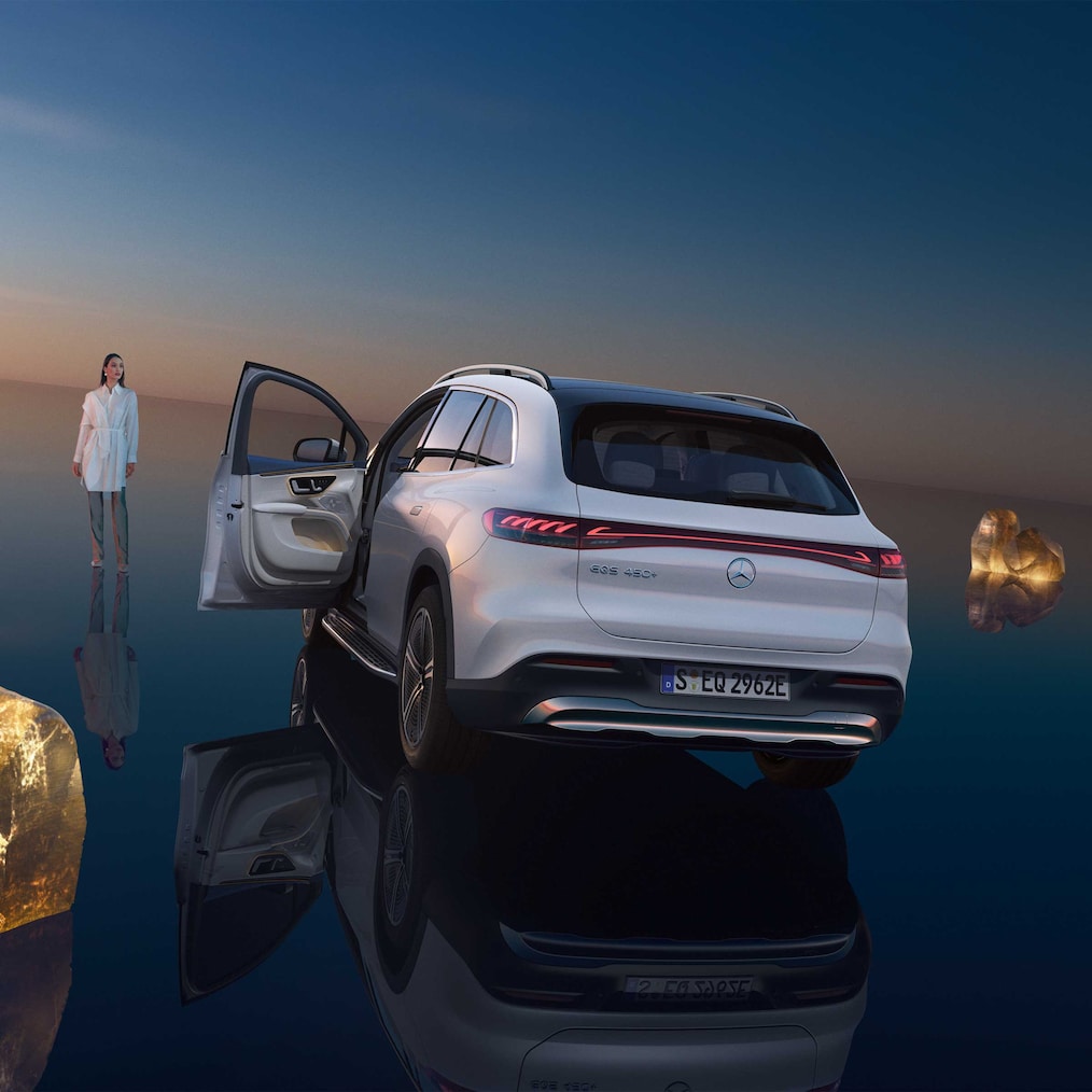 Ein Rückansicht des EQS SUV mit offener Fahrertür.