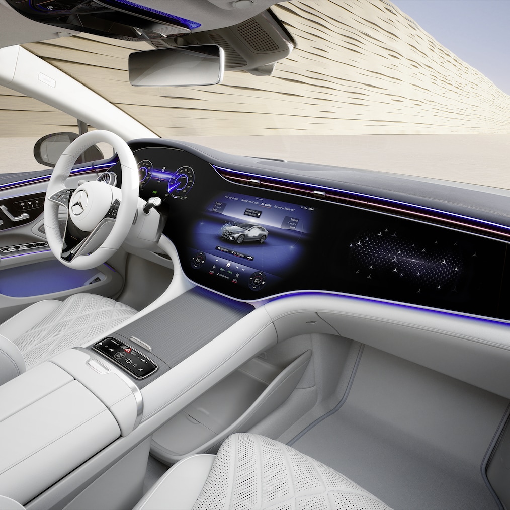 Das Interieur mit MBUX Hyperscreen in der EQS Limousine von Mercedes-Benz.
