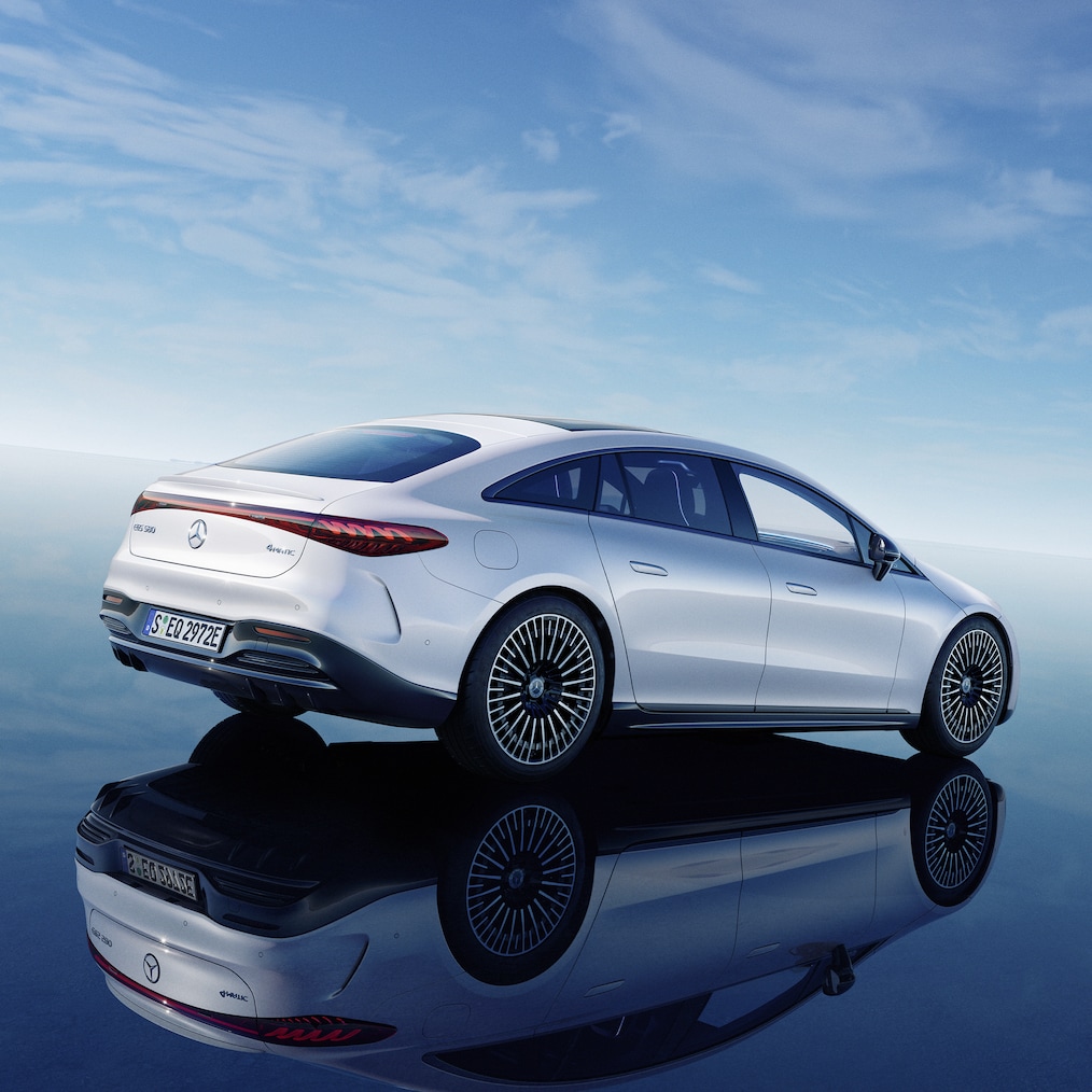 Ein Rückansicht der EQS Limousine mit geöffneter Beifahrertür.