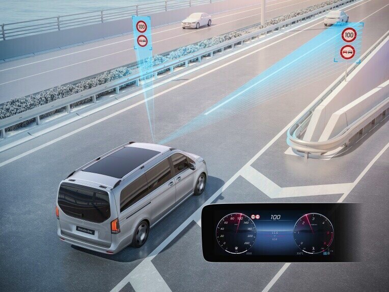 Der Verkehrszeichen-Assistent kann den Fahrer unterstützen, indem er erkannte Geschwindigkeitsbegrenzungen sowie Einfahr- und Überholverbote dauerhaft anzeigt.